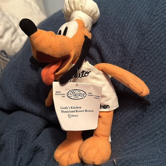 Chef Goofy’s Pluto plushie - Picture 4 of 4